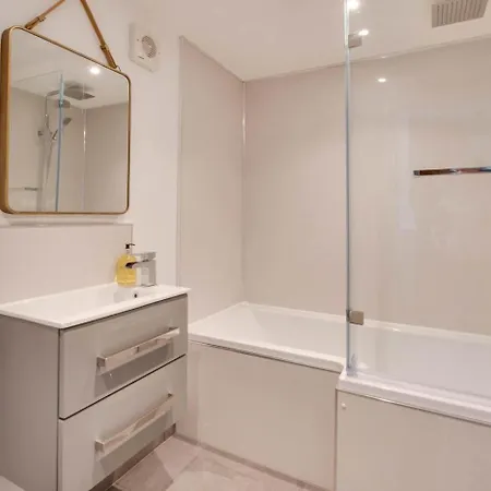 2 Bed In Oc-w1012